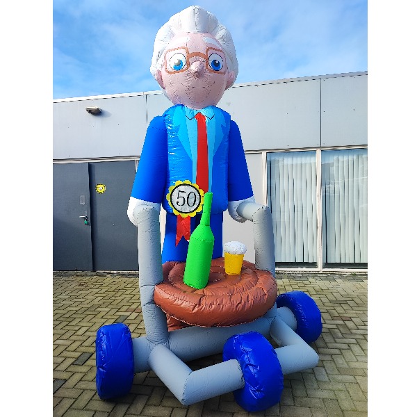 Een feestelijke opblaaspop ter ere van de verjaardag van een man, met vrolijke decoraties en een opgewekte uitstraling om de festiviteiten compleet te maken